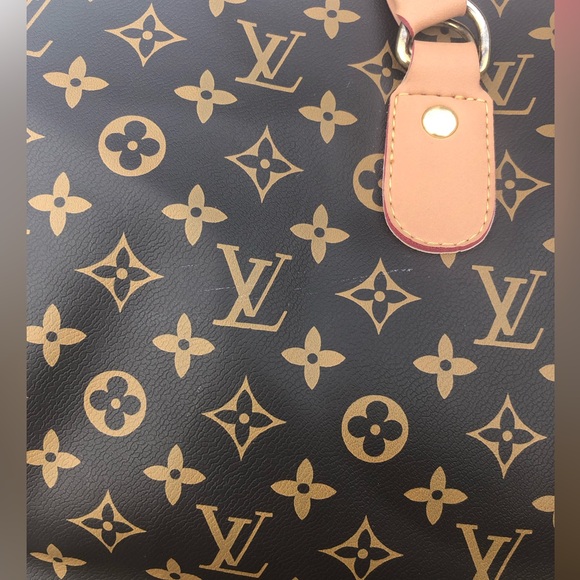 Louis Vuitton Traveling Bag - Picture 12 of 14